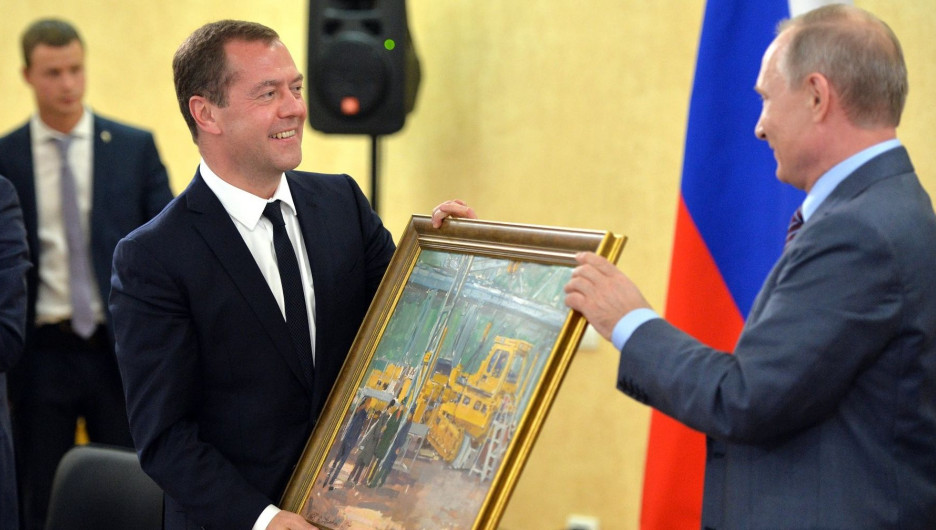 В 2016 году Путин подарил Медведеву картину "В цеху".