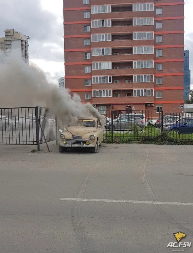 В Новосибирске дети сожгли ретромобиль. 14 сентября 2017 года.