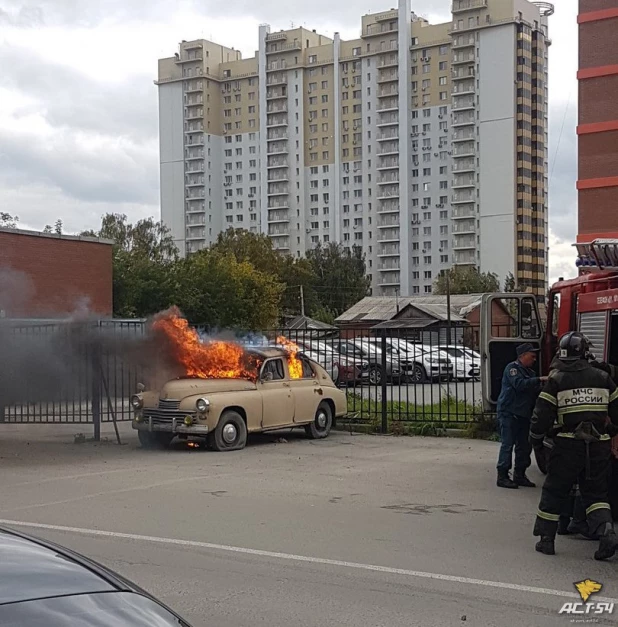 В Новосибирске дети сожгли ретромобиль. 14 сентября 2017 года.