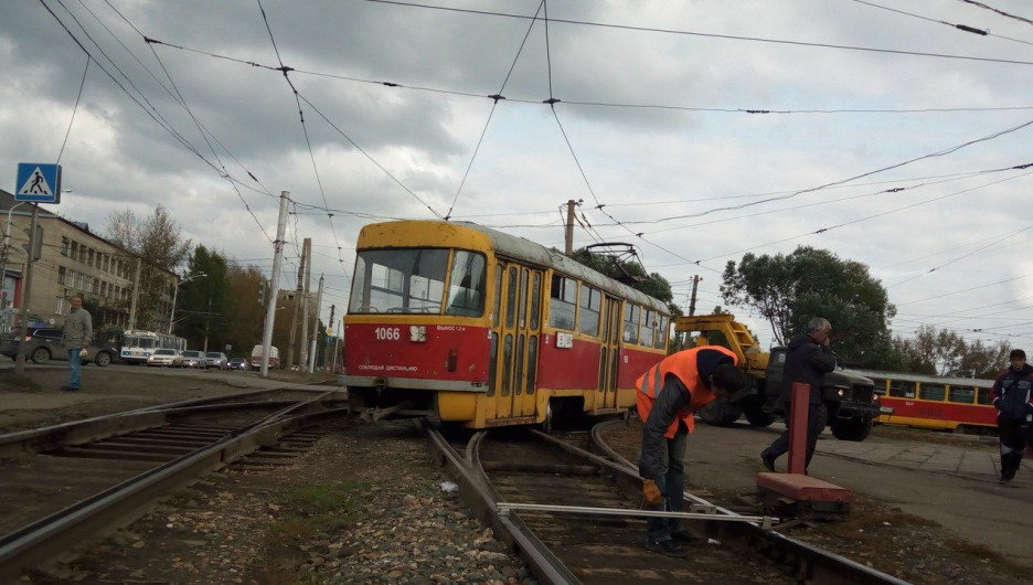 Трамвай пятого маршрута сошел с рельсов. Барнаул, 14 сентября 2017 года.