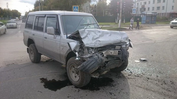 В Бердске врезались внедорожник и "Газель". 14 сентября 2017 года.