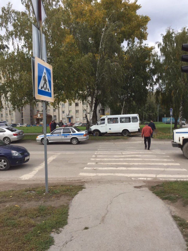 В Бердске врезались внедорожник и "Газель". 14 сентября 2017 года.