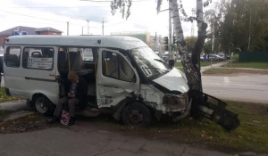 В Бердске врезались внедорожник и "Газель". 14 сентября 2017 года.