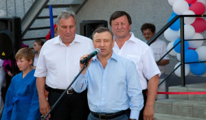 Вице-губернатор Яков Ишутин, бизнесмен Аркадий Ротенберг и Виктор Коршунов (слева направо) в Алтайском районе на открытии школы самбо и дзюдо в 2010 году.