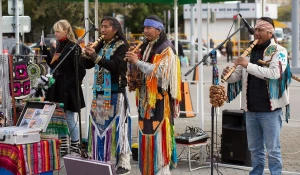 Под открытым небом индейцы из Эквадора дают живые концерты.