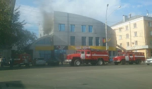 В центре Барнаула горит офисное здание