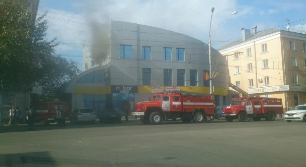 В центре Барнаула горит офисное здание