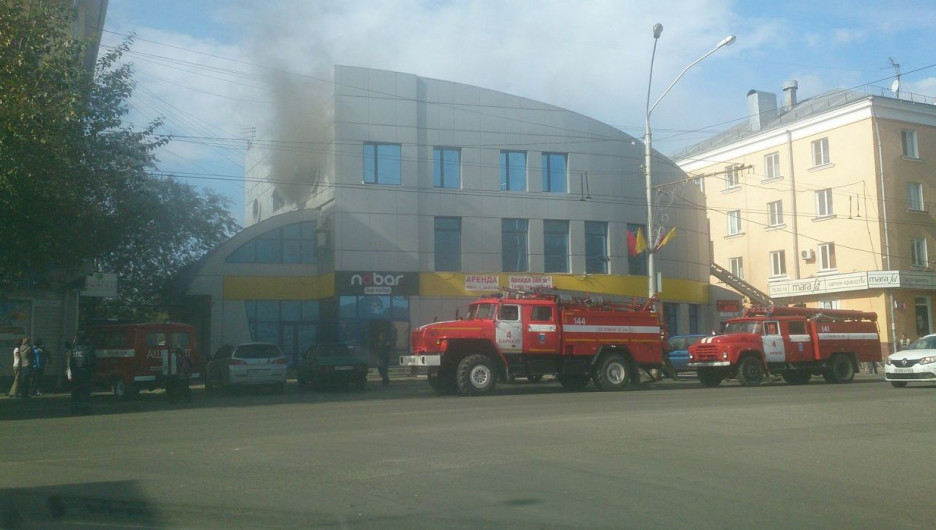 В центре Барнаула горит офисное здание