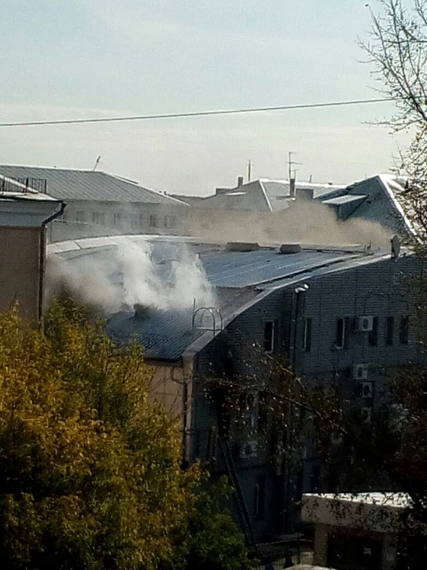 В центре Барнаула горит офисное здание