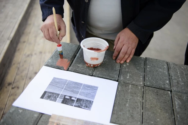 В Барнауле создали уникальный арт-объект на тротуарной плитке.