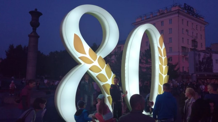 Праздничная стела ко Дню города.