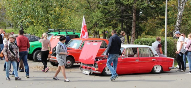 Выставка ретромобилей в День города-2017 в Барнауле.