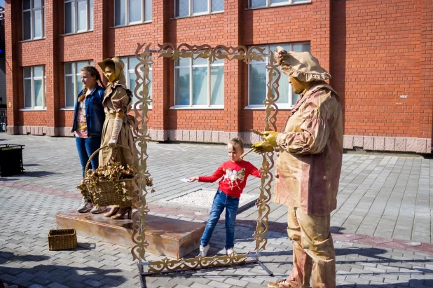 Живые статуи на праздновании Дня города и юбилея края.