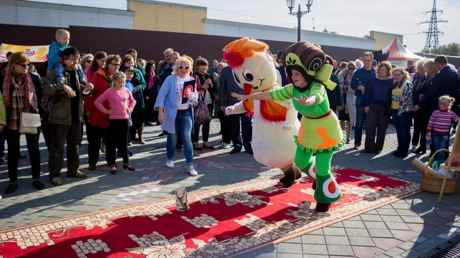 Ростовые куклы на Дне города и юбилее Алтайского края.