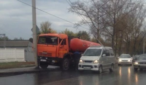 В Барнауле КамАз врезался в столб