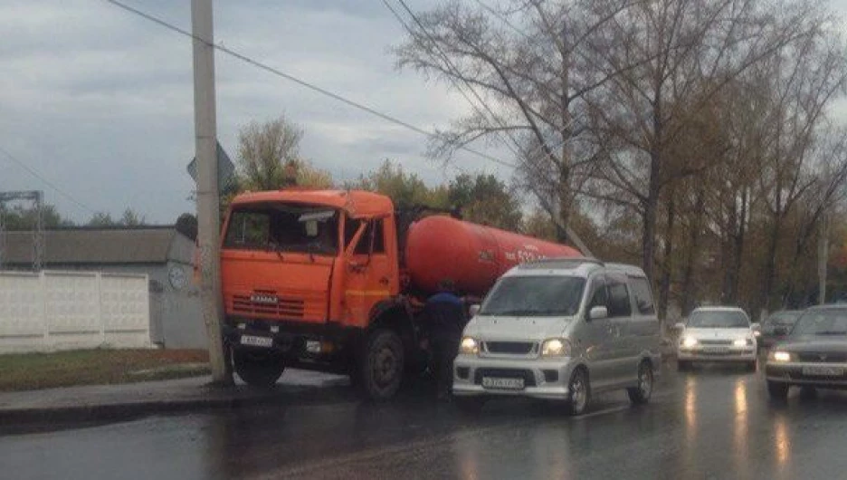 В Барнауле КамАз врезался в столб