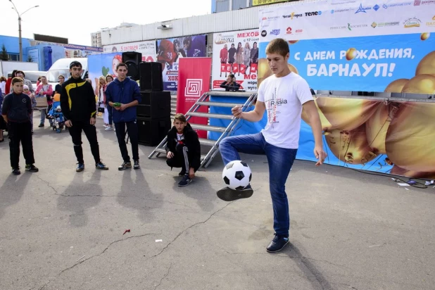 В честь Дня города и юбилея Алтайского края издательский дом "Алтапресс" организовал большой праздник.