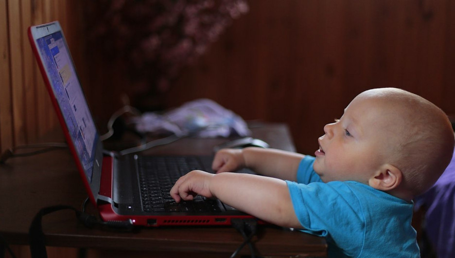 Ребенок с ноутбуком. Интернет.