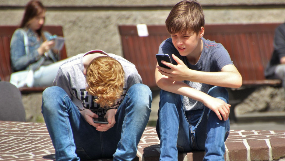 Дети с телефонами.