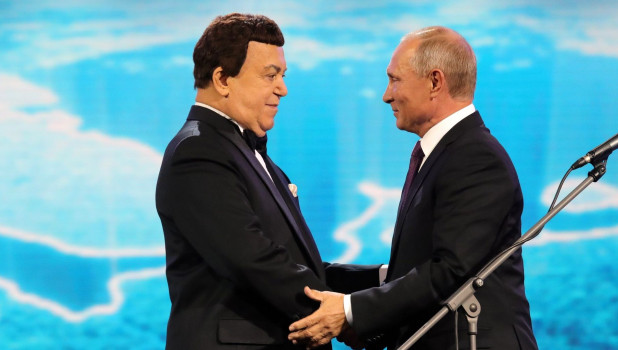 Владимир Путин поздравил Иосифа Кобзона с юбилеем.