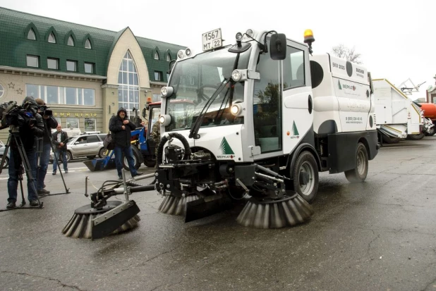 Парад коммунальной техники в Барнауле