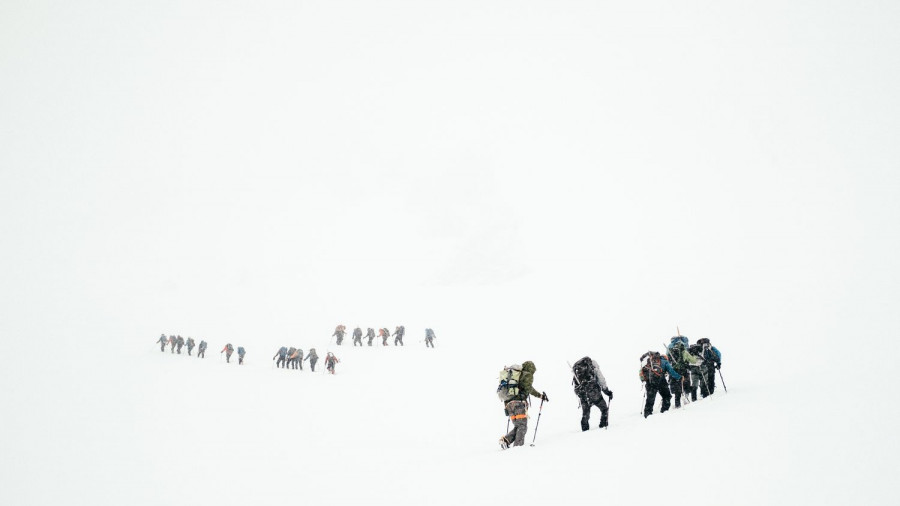 Альпинисты и очень много снега.