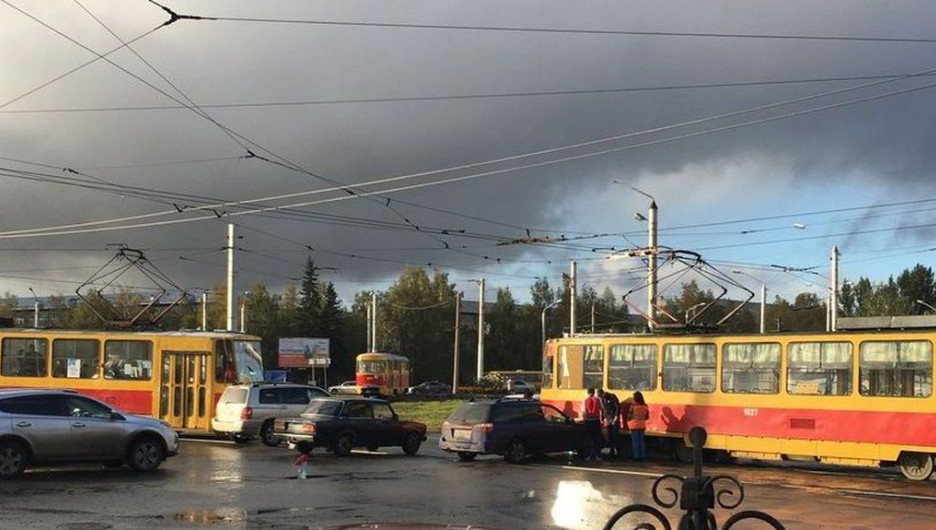 В Барнауле иномарка столкнулась с трамваем.