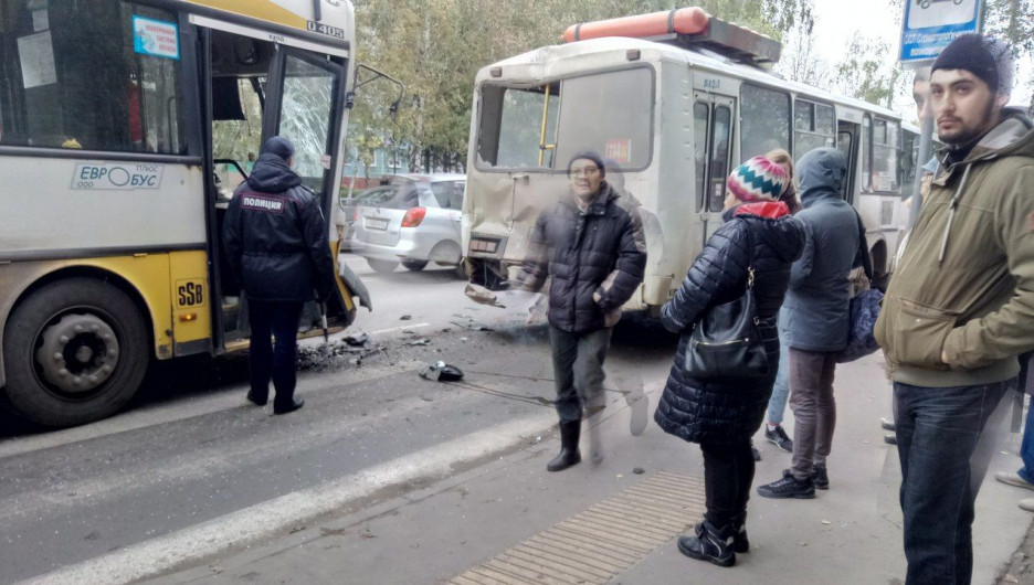 В Барнауле на улице Георгиева столкнулись два автобуса. 24 сентября 2017 года.