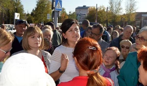 Мария Прусакова (в центре) на несостоявшемся митинге. Барнаул, 17 сентября 2017 года.