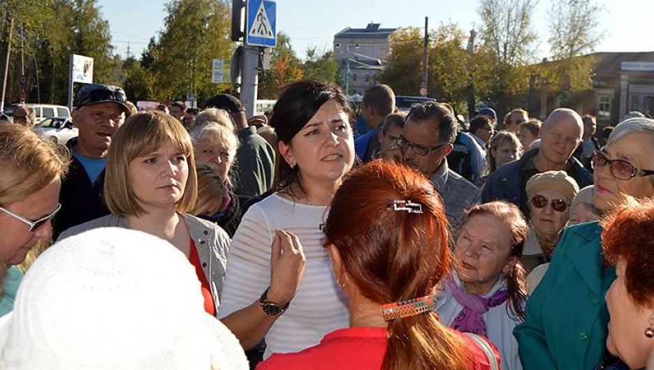 Мария Прусакова (в центре) на несостоявшемся митинге. Барнаул, 17 сентября 2017 года.
