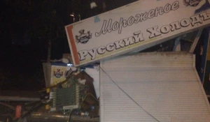 Автомобиль протаранил киоск с мороженым.