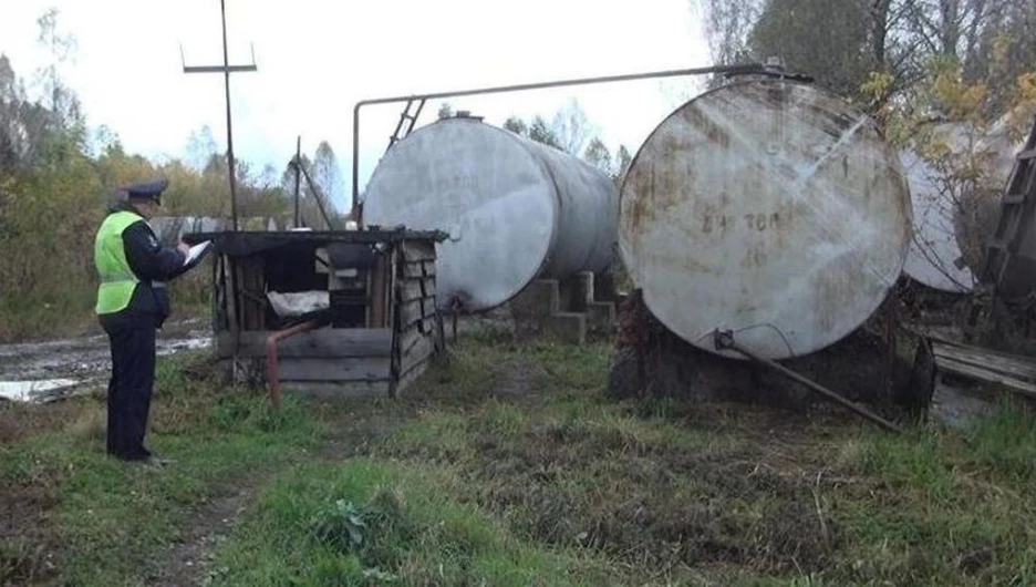 На Алтае сельчанин выкачал шлангом более 400 литров дизельного топлива.