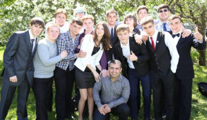 Арсен Григорян со школьниками.
