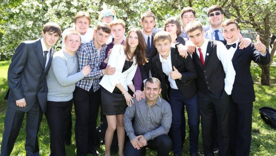 Арсен Григорян со школьниками.