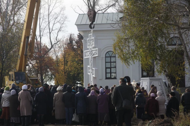 В Нагорном парке установили 6-метровый поклонный крест.