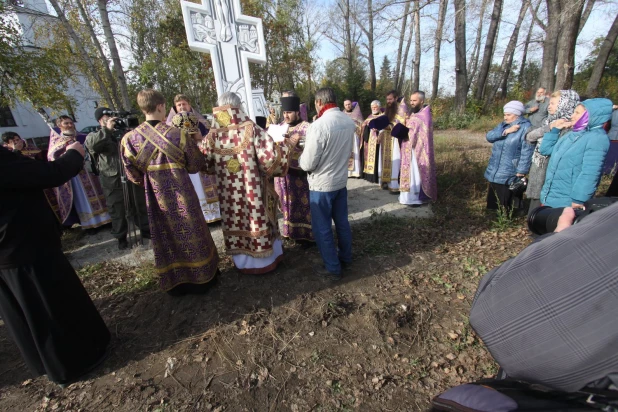 В Нагорном парке установили 6-метровый поклонный крест.