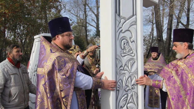 В Нагорном парке установили 6-метровый поклонный крест.