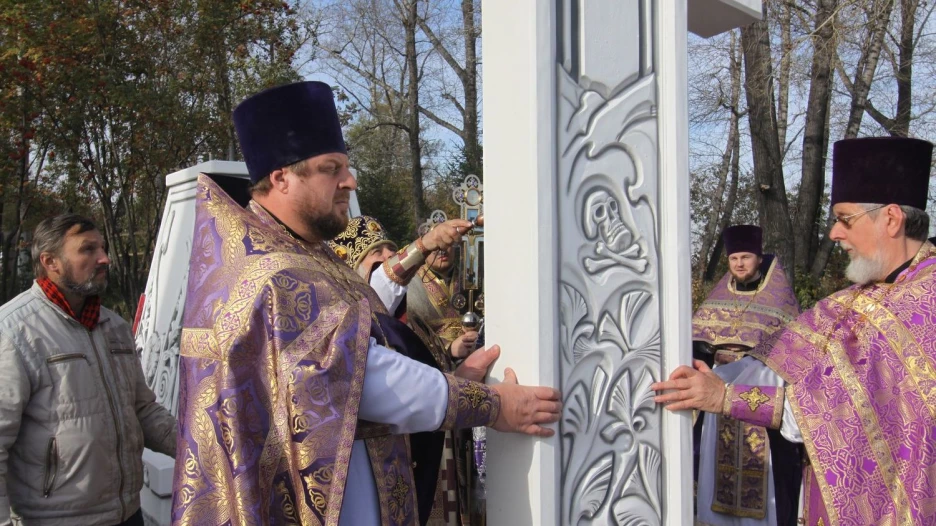 В Нагорном парке установили 6-метровый поклонный крест.