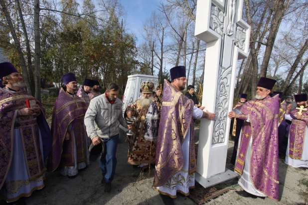 В Нагорном парке установили 6-метровый поклонный крест.