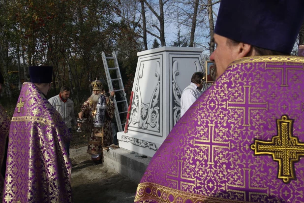 В Нагорном парке установили 6-метровый поклонный крест.