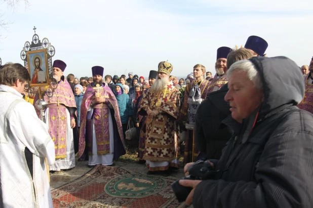 В Нагорном парке установили 6-метровый поклонный крест.