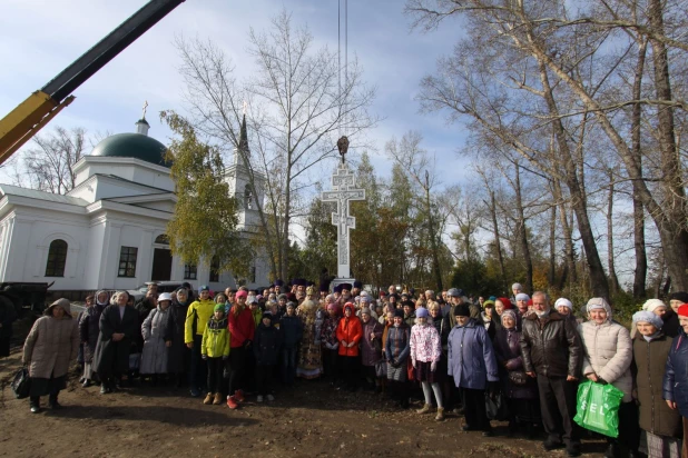 В Нагорном парке установили 6-метровый поклонный крест.