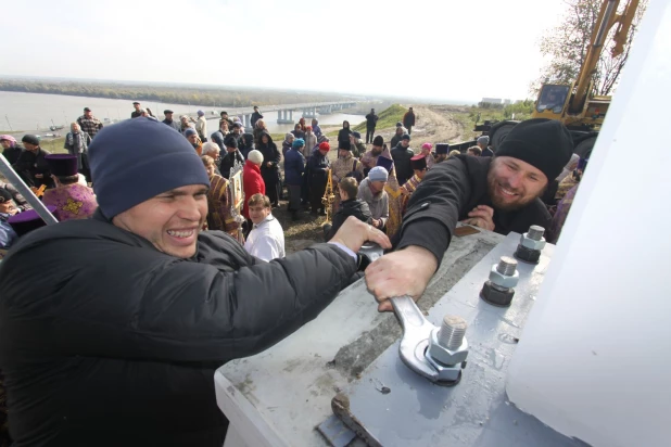 В Нагорном парке установили 6-метровый поклонный крест.