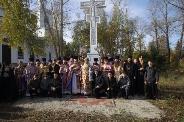 В Нагорном парке установили 6-метровый поклонный крест.