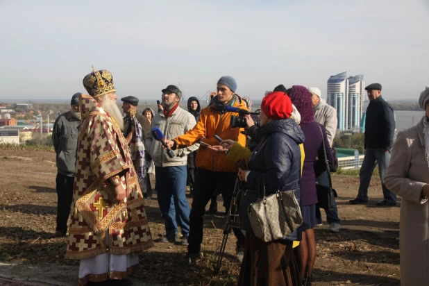 В Нагорном парке установили 6-метровый поклонный крест.