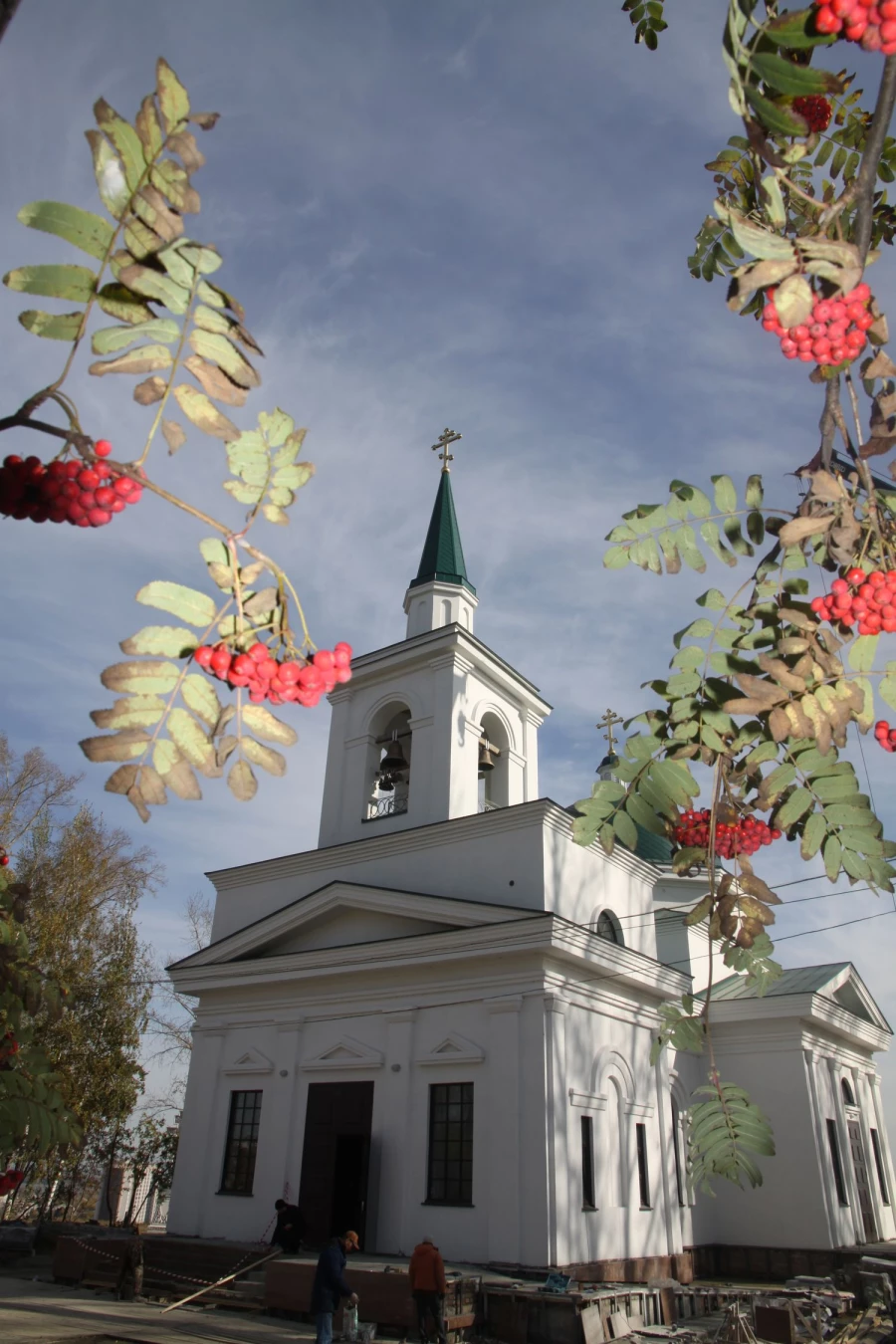 В Нагорном парке установили 6-метровый поклонный крест.