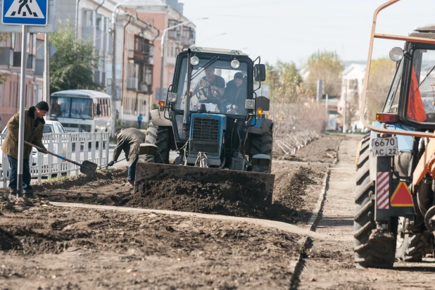 На улице Профинтерна высаживают яблони. 27 сентября 2017 года.