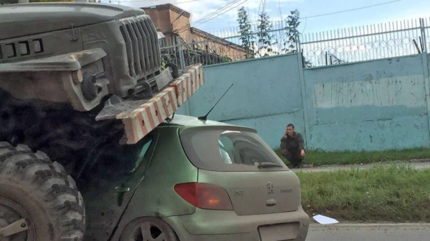 В Новосибирске военный тягач наехал на французский хэчбэк. 27 сентября 2017 года.