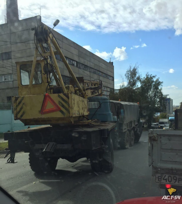 В Новосибирске военный тягач наехал на французский хэчбэк. 27 сентября 2017 года.