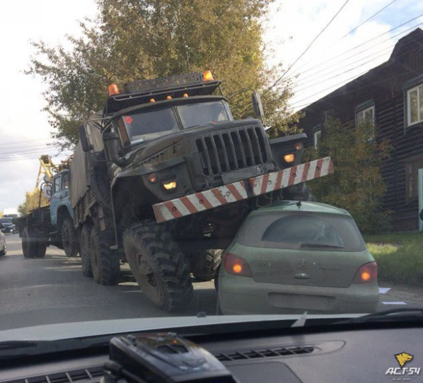 В Новосибирске военный тягач наехал на французский хэчбэк. 27 сентября 2017 года.